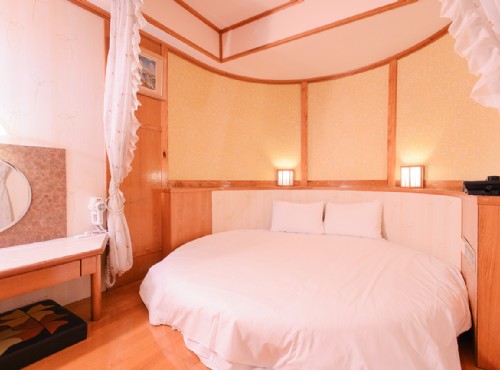 歐日式雙人圓床房
