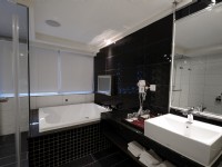 葳皇時尚飯店-家庭四人房浴室