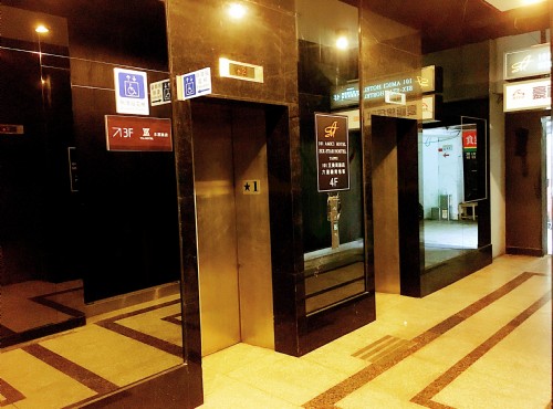 入口電梯